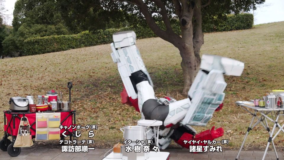 I just realised the opening has four different states of Bundorio mixing the curry: he waves towards you; he looked surprised to see you; he looked shocked and almost fell from his stool; and he actually fell over backwards. #boonboomger