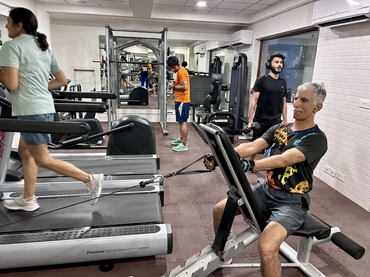 aseemanand67's tweet image. Gym taken over by the full Family 💪🏻🏋️🏻‍♂️🤗😊. Back n Biceps day, progressive Deadlift 40kgsx12; 50x10; 60x10 x2;  70x10🏋️🏻‍♂️💪🏻 #admireyourself #Gymworkouts @SandeepMall @chiragbarjatya @NishantPTrainer @prichha_chawla @thestrongdoc