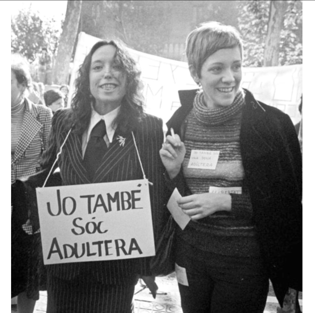 Un 26 de mayo como hoy, pero de 1978, el adulterio dejó de ser un delito en el Estado de España. 

Hasta entonces, si una mujer casada se acostaba con un hombre sin marido, podía enfrentarse a hasta seis años de prisión por adulterio. 

Cientos de personas fueron castigadas y