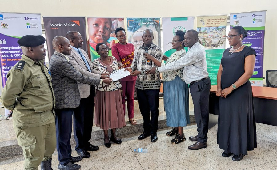 SEATINIUGANDA's tweet photo. 📌Kamwenge district officials also committed to:
3⃣Upscale interventions geared towards agri-food systems for example aflatoxin control in the District.
4⃣Conduct food safety awareness in the District.
#NutritionWeek2024 #BeyondTheTable #KnowWhatYouEat https://t.co/7hbi8h8qTe