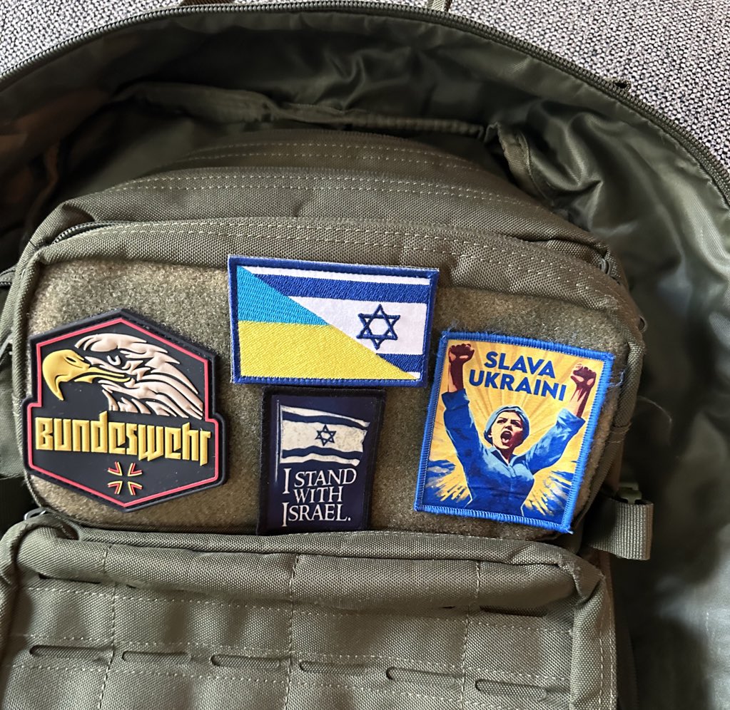 BastiGassl's tweet photo. Liebe @NancyFaeser, lieber @kaiwegner, liebe @Innensenatorin, liebe @polizeiberlin, liebe Berliner,

Ich laufe mit meinem Rucksack eben zu meinem Supplement Store in der Amrumer Straße in Wedding und gehe mit Mucke im Ohr an einem Dönerladen direkt am U-Bahn-Aufgang vorbei an dem mehrere Erwachsene draußen sitzen und etliche Kinder mit einem Ball spielen. 
Hinter mir nehme ich wahr wie sich mehrere Erwachsene anbrüllen und irgendwas gerufen wird. Die Kinder schauen mich während ich an ihnen vorbei laufe entgeistert an. 
Als ich die Musik während dem Gehen kurz stoppe, ruft mir ein Erwachsener hinterher: “Wenn du Bastard wieder kommst, passiert dir das Gleiche wie deinen jüdischen Freunden”. Ein anderer ruft „Free-Free-Palestine“ und als er damit anfing, mehrere im Chor. 

Ich sag’s ungern. Ich werde die Patches abmachen. Nicht, weil ich nicht mehr vollumfänglich zu Israel stehe und das nicht weiterhin mache, sondern weil es selbst für Bundeswehrsoldaten mit meiner Weightlifter-Statur in Berlin absolut lebensgefährlich geworden ist. 
Es tut mir leid das sagen zu müssen aber ihr habt weite Teile dieser Stadt komplett verloren. Antisemitisches Gebrüll und Morddrohungen für Israel-Unterstützer ist selbstverständlich geworden und ich habe nicht den Eindruck, dass man dieser Enthemmung in irgendeiner Weise den Riegel vorschieben kann. 
Die Patches sind nur Patches und im Grunde nichts sagend. Sie aber aus diesem Grund abzumachen kommt einem verlorenen Kampf gleich. Wir haben den Kampf verloren und damit auch diese Stadt. 
Diese Kapitulation vor Antisemiten ist unerträglich und ich schäme mich dafür.