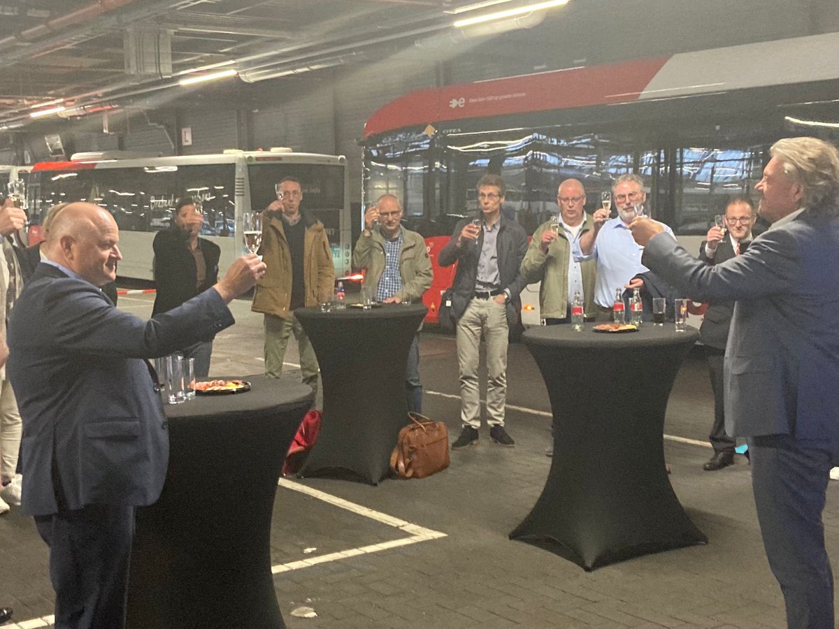 Bij ingebruikname van 32 nieuwe elektrische bussen mocht ik collega Smeulders vervangen. Bussen gemaakt door #VDL in opdracht van #Hermes. Prachtige bussen boordevol innovatieve techniek. Trots op deze mooie ontwikkelingen in ons #Brabant.