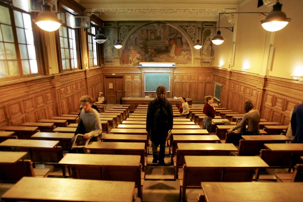 Questions du soir (@questionsdusoir) on Twitter photo DIRECT 🔴
Universités : les libertés académiques sont-elles menacées ?
Le débat commence avec Camille Fernandes professeure de droit public <a href="/fc_univ/">université de Franche-Comté</a>, <a href="/StephanieBalme/">Stéphanie Balme</a>
directrice du <a href="/CERI_SciencesPo/">CERI Sciences Po</a> et Jérôme Heurtaux maître de conférences en science politique <a href="/Paris_Dauphine/">Université Paris Dauphine - PSL</a> DIRECT 🔴
Universités : les libertés académiques sont-elles menacées ?
Le débat commence avec Camille Fernandes professeure de droit public <a href="/fc_univ/">université de Franche-Comté</a>, <a href="/StephanieBalme/">Stéphanie Balme</a>
directrice du <a href="/CERI_SciencesPo/">CERI Sciences Po</a> et Jérôme Heurtaux maître de conférences en science politique <a href="/Paris_Dauphine/">Université Paris Dauphine - PSL</a>