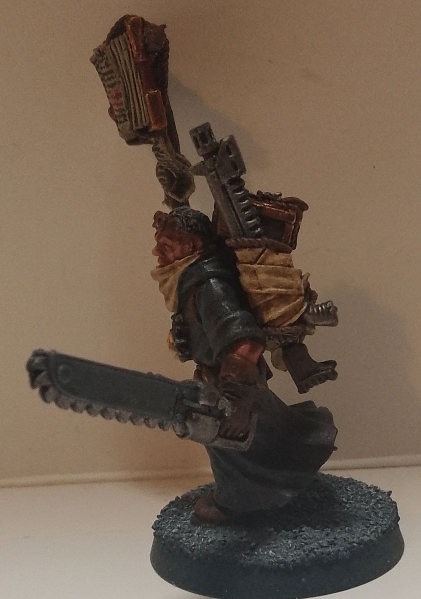 You know what, my priests also deserve proper pictures, not just the old ones in the paint handle.
Let's start with the one with Auto-Gun and Chainsword

#warhammer40k