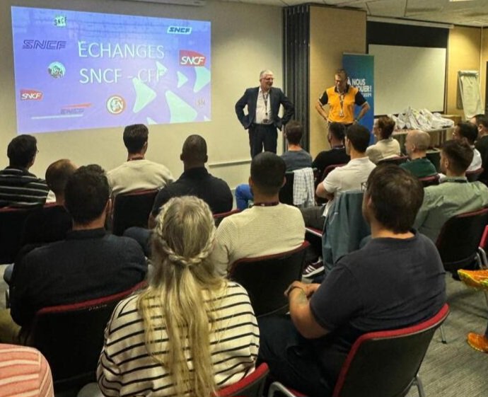 La  semaine de visites entre la délégation des #CFF et la 7ème promotion de Sup'Reseau commence aujourd'hui. Réunion d'échange avec <a href="/pallant_damien/">Damien Pallant</a> leur sponsor. Yohann responsable coordination de la task force JOP2024 anime le premier sujet
 <a href="/SNCFReseau/">SNCF Réseau</a> <a href="/RailService/">RailService SBB CFF FFS</a> <a href="/presse_CFF/">Relations médias CFF</a>