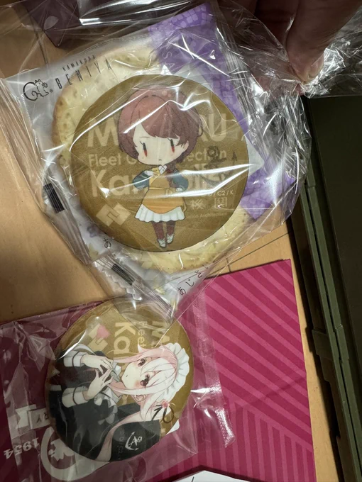 真夜中に神戸かわさきで差し入れするお菓子を袋詰めする(ボリボリ人様に差し上げる前に…ちゃんと私が味見しなくては。沢山の種類が入っていた方が喜ばれるのか…。チョイスは完全に私の趣味です(焼き菓子 