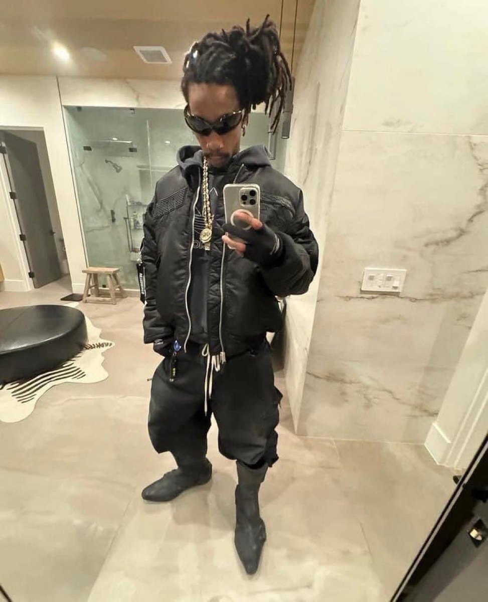 ThatDudeTaco's tweet photo. Why Wiz Khalifa look like Roger from American Dad https://t.co/WYygiIHvJ4
