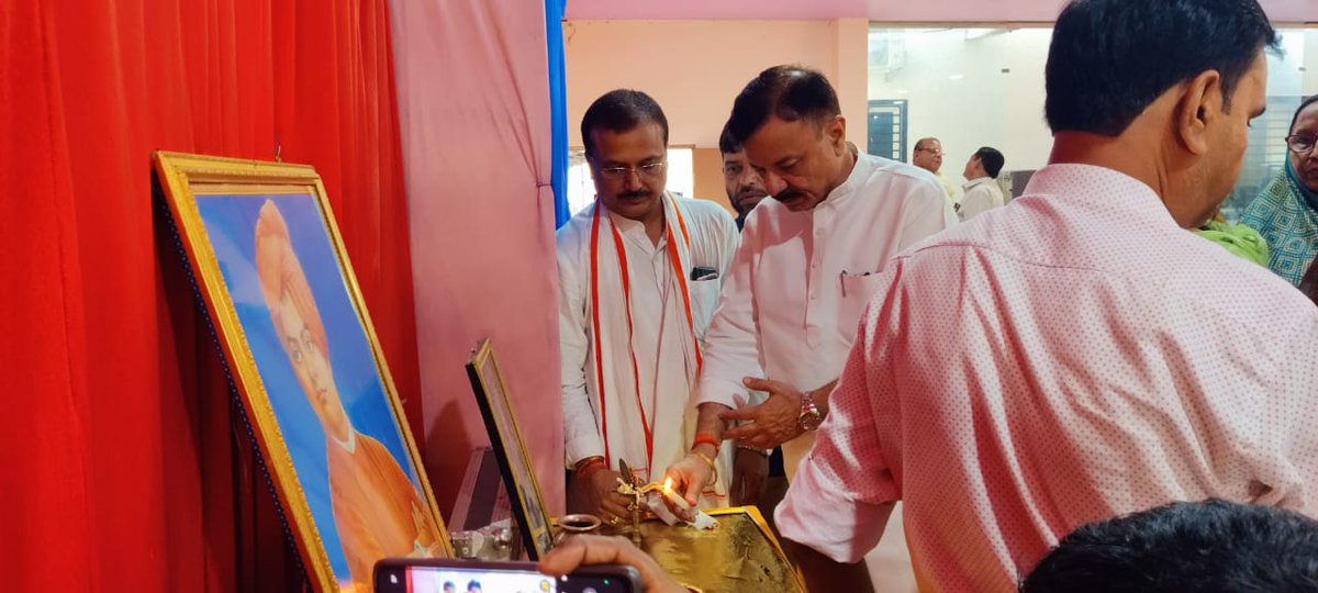 जिला नर्मदापुरम् में विवेकानंद युवा मंडल द्वारा आयोजित प्रतिभा सम्मान समारोह - वर्ष 2024  का दीप प्रज्ज्वलित एवं माँ भारती के चित्र पर माल्यार्पण कर शुभारंभ  किया एवं कक्षा 10वीं एवं 12वीं में अपने अपने विद्यालयों में प्रथम स्थान प्राप्त करने वाले छात्र छात्राओं को सम्मानित किया