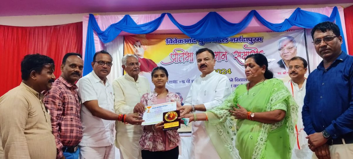 udaypratapmp's tweet photo. जिला नर्मदापुरम् में विवेकानंद युवा मंडल द्वारा आयोजित प्रतिभा सम्मान समारोह - वर्ष 2024  का दीप प्रज्ज्वलित एवं माँ भारती के चित्र पर माल्यार्पण कर शुभारंभ  किया एवं कक्षा 10वीं एवं 12वीं में अपने अपने विद्यालयों में प्रथम स्थान प्राप्त करने वाले छात्र छात्राओं को सम्मानित किया https://t.co/vbE3OOABvP