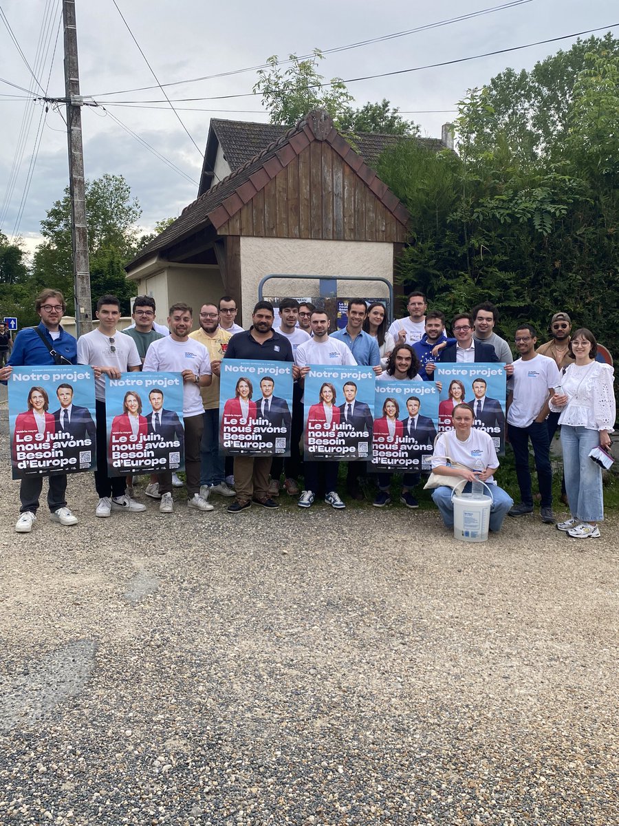🚀Très fier d’avoir accueilli ce week-end les <a href="/JAMCVDL/">Les Jeunes avec Macron Centre-Val de Loire</a> à #Chartres pour notre EuroJAM. 

🗣️Au programme de nombreuses actions de terrain, avec des échanges sur les enjeux et interrogations liés à cette élection. 

Le 9 juin, 1 seul jour, 1 seul tour 🇪🇺
Nous avons @BesoindEurope !