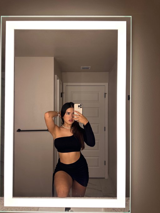 Happy Monday 🖤 https://t.co/phdcMxAcv2