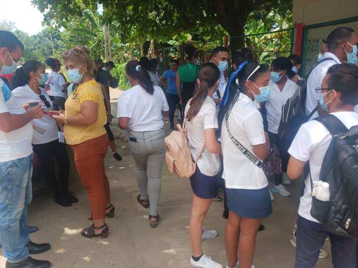 facultad_1's tweet photo. En el marco del Consejo Ampliado de la Universidad de Ciencias Médicas de Santiago de Cuba, nuestros dedicados estudiantes se han destacado al participar en una labor comunitaria en el Policlínico Ernesto Guevara de la Serna, en la comunidad de Boniato https://t.co/SWlNBOnnvo
