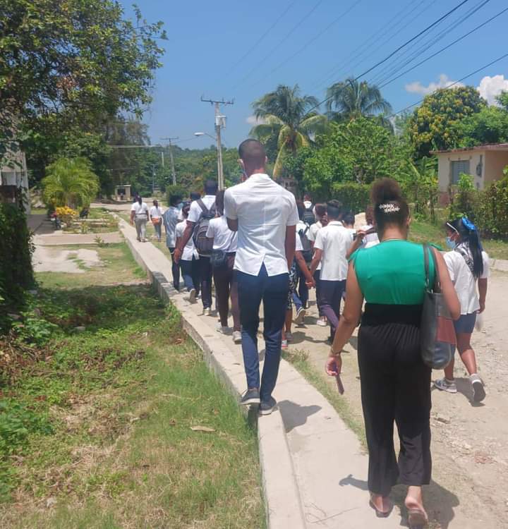 facultad_1's tweet photo. En el marco del Consejo Ampliado de la Universidad de Ciencias Médicas de Santiago de Cuba, nuestros dedicados estudiantes se han destacado al participar en una labor comunitaria en el Policlínico Ernesto Guevara de la Serna, en la comunidad de Boniato https://t.co/SWlNBOnnvo