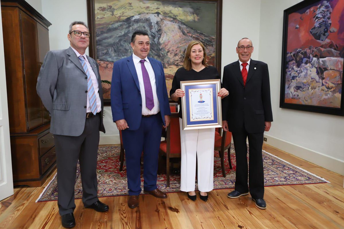La presidenta del Parlamento canario, <a href="/AstridPerezBat/">Astrid Perez PP</a>, ha recibido, con motivo de la semana del Día de Canarias, a una representación de cuatro colectivos que son Medalla de Oro de Canarias 2023 por su defensa de la cultura popular
📲 parcan.es/noticias/detal…
