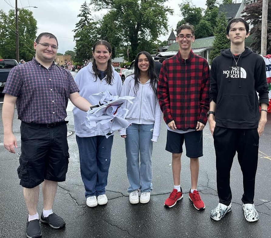 Members of the @DerbyRedRaider Società Onoraria Italica marched with Shelton High and the #SonsandDaughtersofItaly in the Derby/Shelton Memorial Day Parade. Before and after ⛈️🌊😂
