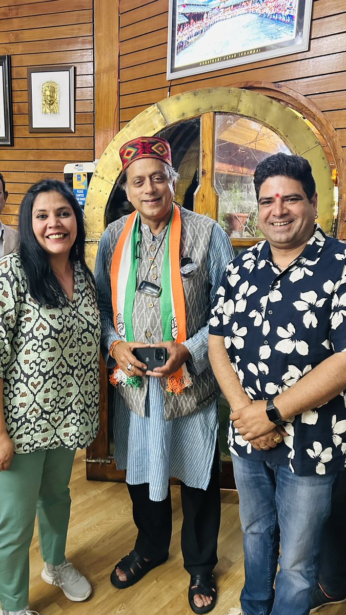 It was an honour meeting Shri @ShashiTharoor ji in shimla today. What a dynamic personality. 🙏🙏🙏💐