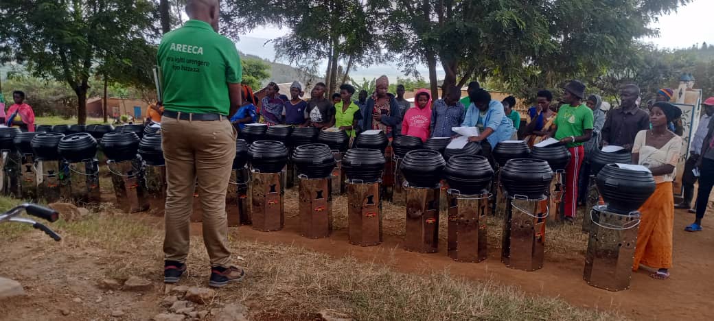 #AREECA donated #ImprovedCookingStoves to farmers(500 @KireheDistrict)involved in agroforestry/silvopastoral&woodlot/forest restoration ACT to reduce biomass fuel consumption&deforestation,mitigate greenhouse gas emission&eliminate health risks linked to inefficient cooking pract