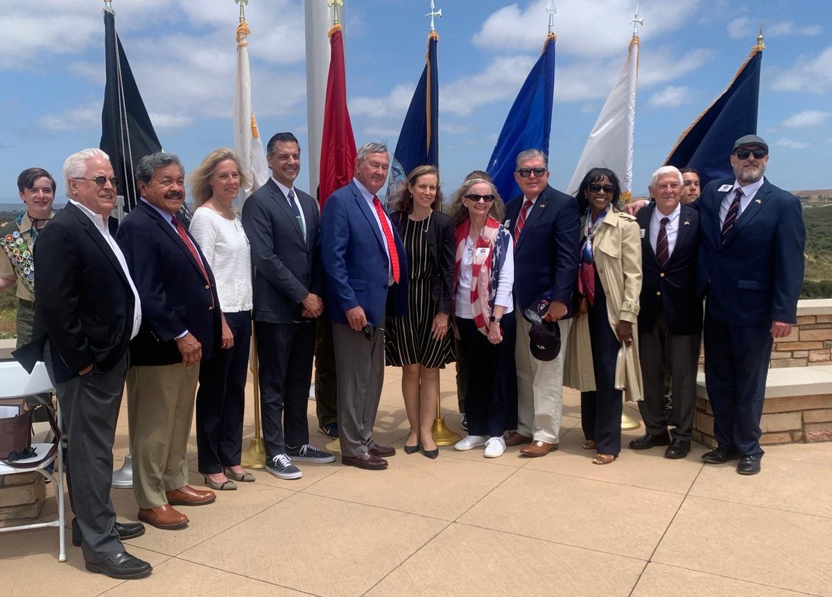 A few days ahead of the 80th anniversary of DDay, it was an immense honor to participate in the #MemorialDay Ceremony at Miramar National Cemetery in San Diego to express France's gratitude to the 🇺🇲 soldiers who fought in France in WW2. A privilege to meet 4 of them.