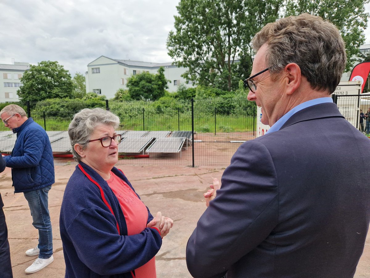 C’est une première en #hautsdefrance, en plein cœur de la dynamique #Rev3.

✅ Une centrale solaire mobile, fournissant une énergie verte 100 % renouvelable en autoconsommation, est inaugurée par @FredericMotte sur la friche du Mont de Terre de #Lille.

✔️ Un projet financé à
