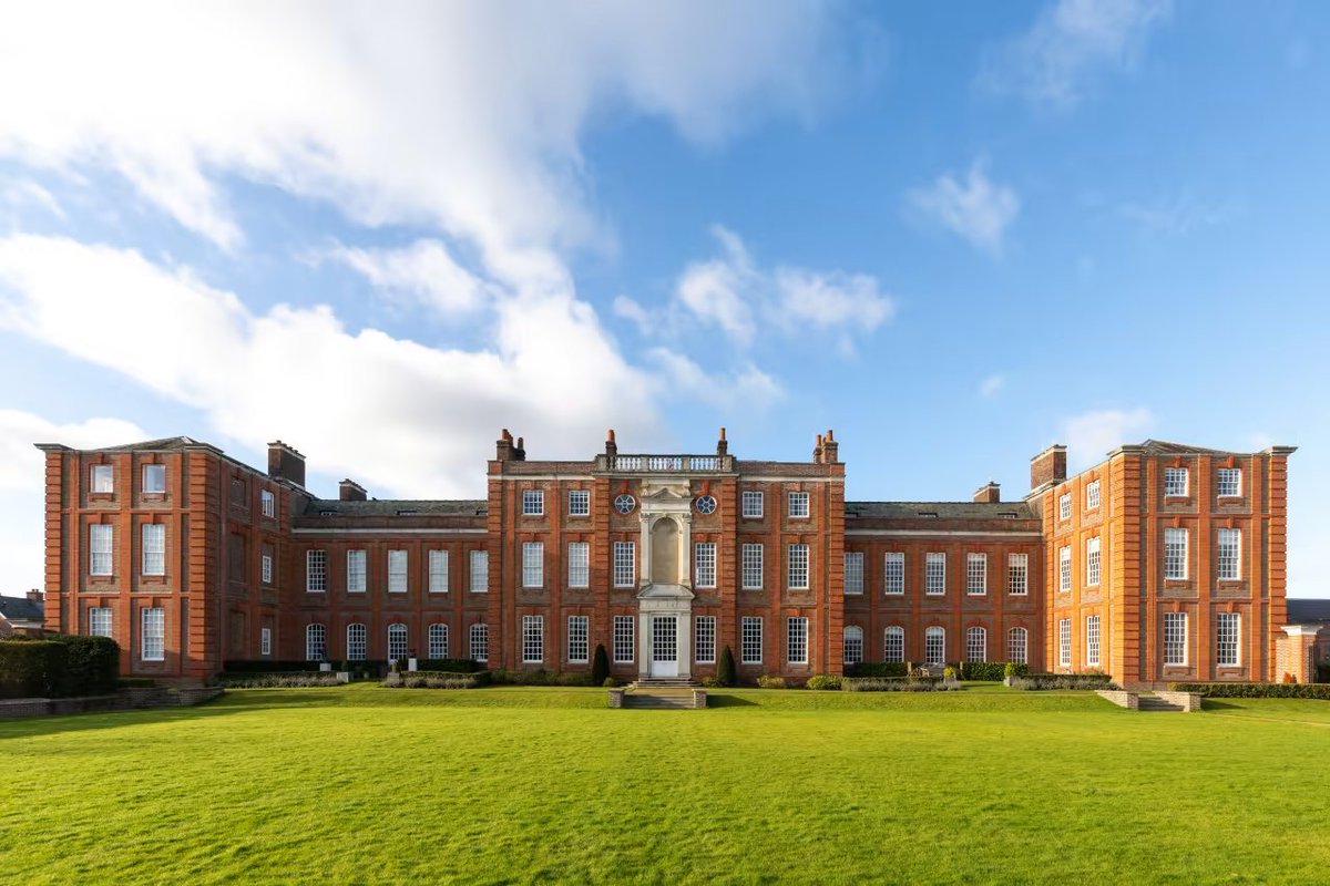 The central block is early C18, but the rest is C20, by the most famous English architect of the day, Edwin Lutyens. I am struck by how self-effacing Lutyens was, modestly emulating style of the existing building so that it looks as though it might have been built in one go.