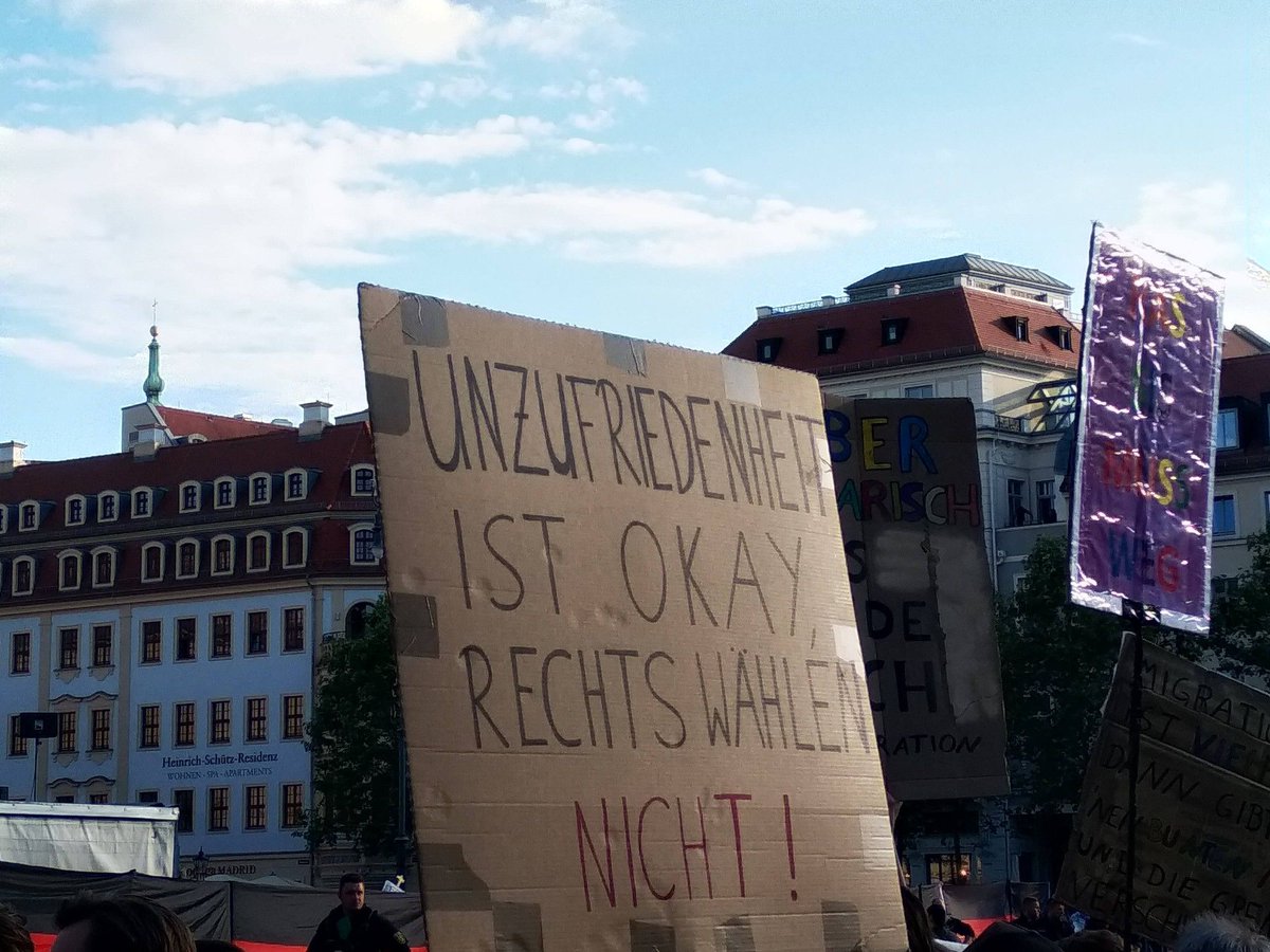 ezoderwitz's tweet photo. Pfingstmontag #dd2005 nach 14d 24h-Papa-Pflege zu @HerzstattHetze-Protest - Pegida-AfD-FreieSachsen-Truppe war wieder in #Dresden.
An Frauenkirche klugen Rede v. Pfarrer Engelhardt gelauscht + viele befreundete Demokrat*innen getroffen
am Ende Nazis wenigstens bissel gestört; https://t.co/ARKh2WGhOi