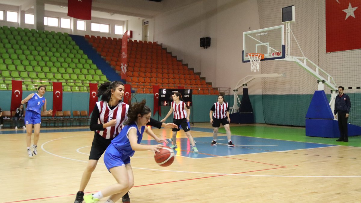 📍Yakup Kılıç Spor Salonu 3x3 Sokaklar Bizim Basketbol 🏀 müsabakaları, 6 Erkek ⛹️ - 3 Kız ⛹️‍♀️ takımın katılımıyla başladı. ⏳ Müsabakalara katılan tüm sporcu ve antrenörlere başarılar diliyoruz. 👏 @gencliksporbak @OA_BAK