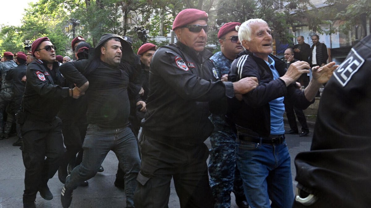 Armenia detains more than 270 protesters demanding PM resign over Azerbaijan land transfer ➡️ go.france24.com/oxr