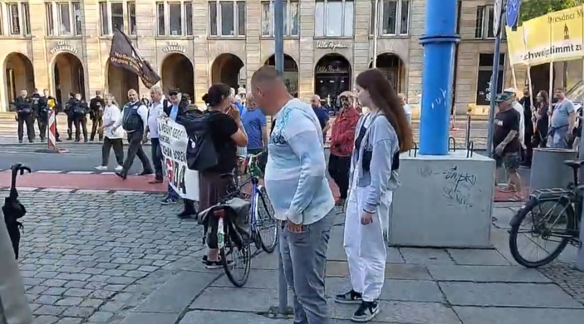 ezoderwitz's tweet photo. Pfingstmontag #dd2005 nach 14d 24h-Papa-Pflege zu @HerzstattHetze-Protest - Pegida-AfD-FreieSachsen-Truppe war wieder in #Dresden.
An Frauenkirche klugen Rede v. Pfarrer Engelhardt gelauscht + viele befreundete Demokrat*innen getroffen
am Ende Nazis wenigstens bissel gestört; https://t.co/ARKh2WGhOi