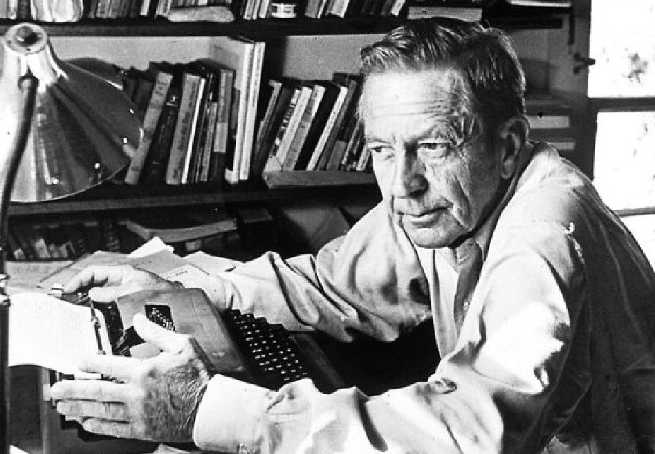 Letnapark's tweet photo. I dream that someone in space says to me: So let us rush, then, to see the world. 

John #Cheever *27.5.1912 – 18.6.1982 

Fiction is meant to illuminate, to explode, to refresh. 

Werk @rowohlt @dumontverlag 

[Am Schreibtisch] https://t.co/p9ICWFb9Bt