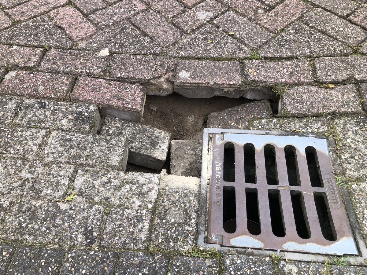 GerardHoeven's tweet photo. Begin van de middag gemeld en direct gerepareerd door gemeente VHL 👍 https://t.co/hvN1kGjCZw