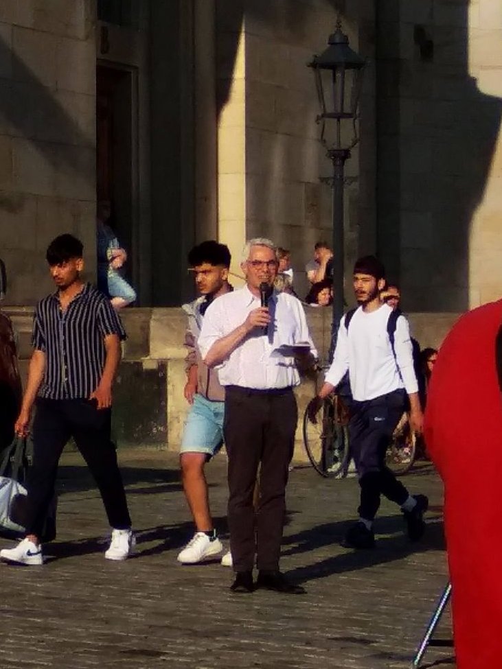 ezoderwitz's tweet photo. Pfingstmontag #dd2005 nach 14d 24h-Papa-Pflege zu @HerzstattHetze-Protest - Pegida-AfD-FreieSachsen-Truppe war wieder in #Dresden.
An Frauenkirche klugen Rede v. Pfarrer Engelhardt gelauscht + viele befreundete Demokrat*innen getroffen
am Ende Nazis wenigstens bissel gestört; https://t.co/ARKh2WGhOi