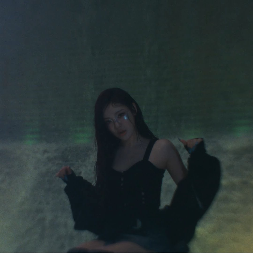 ningchart's tweet photo. Knetz about #NINGNING in Armageddon MV:

💬 https://t.co/DADpnhsBhe

— Ningning is really beautiful and insane
— Hey Ningning take it easy! This is crazy!
— Ningning's scene, with a desert mermaid [superbeing], I really liked. I thought I was watching a cosmic horror film!

#닝닝 https://t.co/SzjosI746f