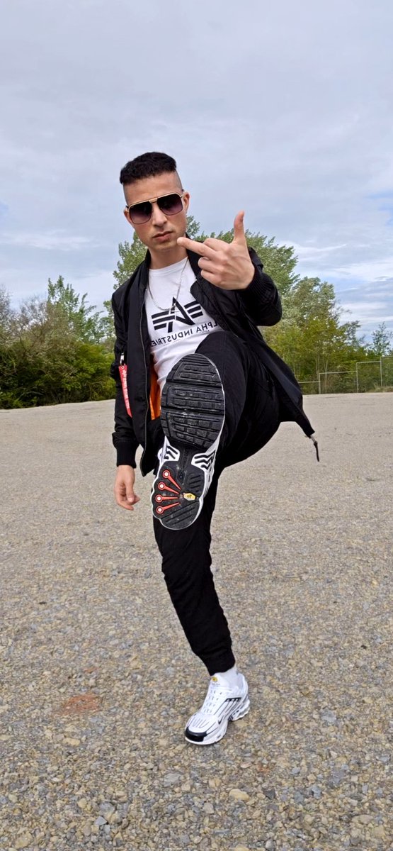 Du Opfer, deine Aufgabe ist es, mir zu dienen und dabei Kohle abzudrücken. Bekommst du es nicht hin? Dann verpiss dich 😏

#badmasterboy #alphamaster #niketn