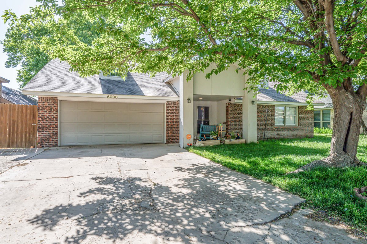RevRealtyGroup's tweet image. 6006 DARTMOUTH ST IN SW AMARILLO 3 BR, 2 BA, an office AND a finished BASEMENT with new carpet, a fully decked attic (with staircase), PLUS an 18x24 SHOP!! Just $280,000 * 806-626-2298 for more info.