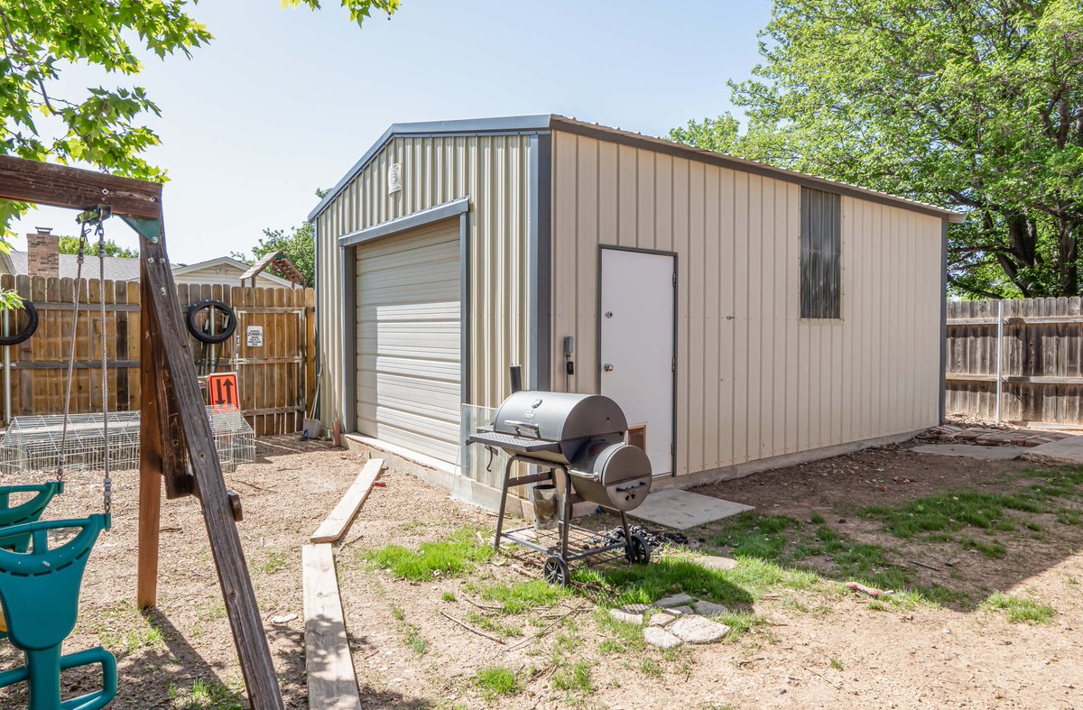 RevRealtyGroup's tweet image. 6006 DARTMOUTH ST IN SW AMARILLO 3 BR, 2 BA, an office AND a finished BASEMENT with new carpet, a fully decked attic (with staircase), PLUS an 18x24 SHOP!! Just $280,000 * 806-626-2298 for more info.