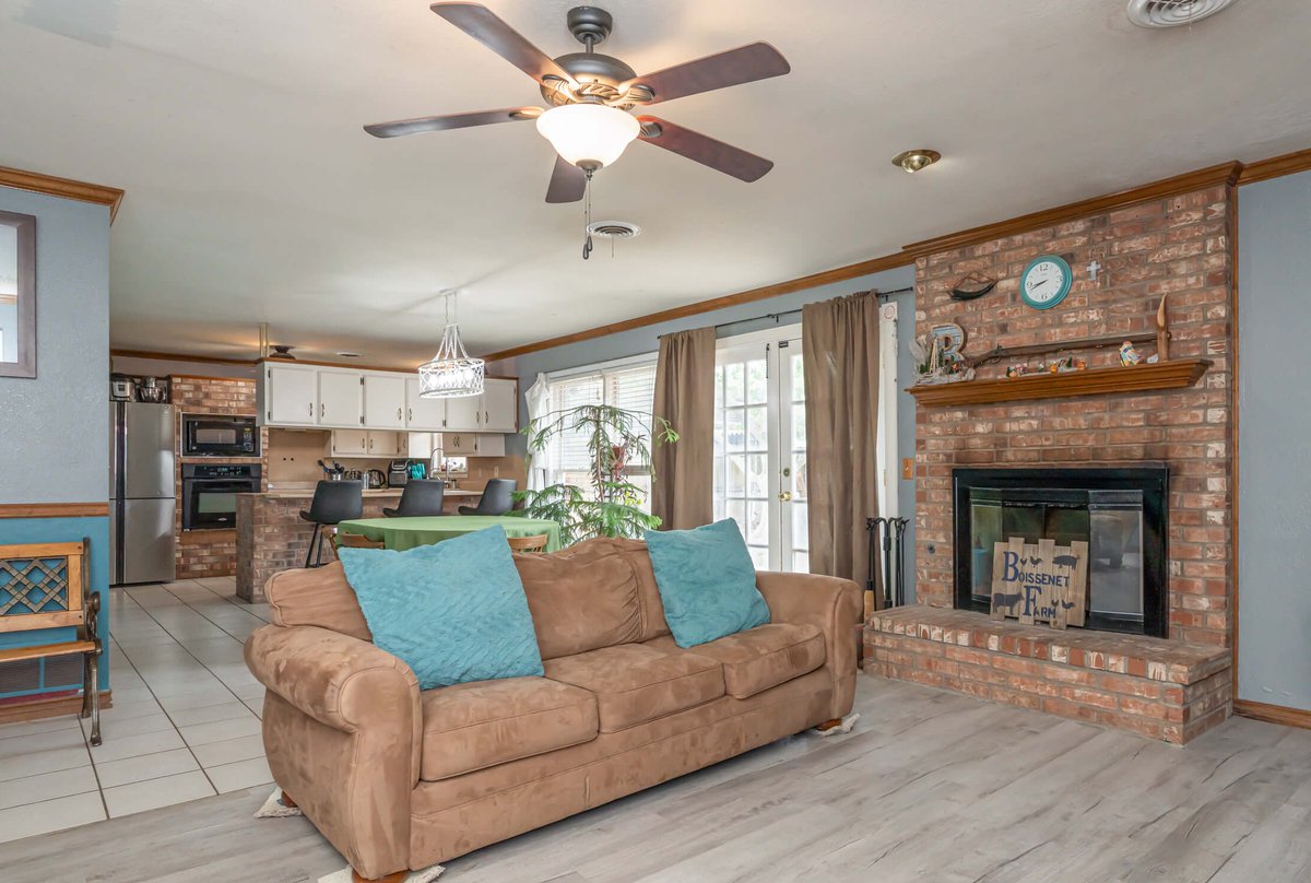 RevRealtyGroup's tweet image. 6006 DARTMOUTH ST IN SW AMARILLO 3 BR, 2 BA, an office AND a finished BASEMENT with new carpet, a fully decked attic (with staircase), PLUS an 18x24 SHOP!! Just $280,000 * 806-626-2298 for more info.