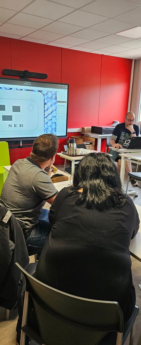 MousseyBata's tweet photo. Formation Découpeuse laser #beamstudio pour les enseignants du 1e et 2e degré au collège https://t.co/4VYzseZQBr