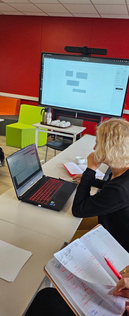 MousseyBata's tweet photo. Formation Découpeuse laser #beamstudio pour les enseignants du 1e et 2e degré au collège https://t.co/4VYzseZQBr