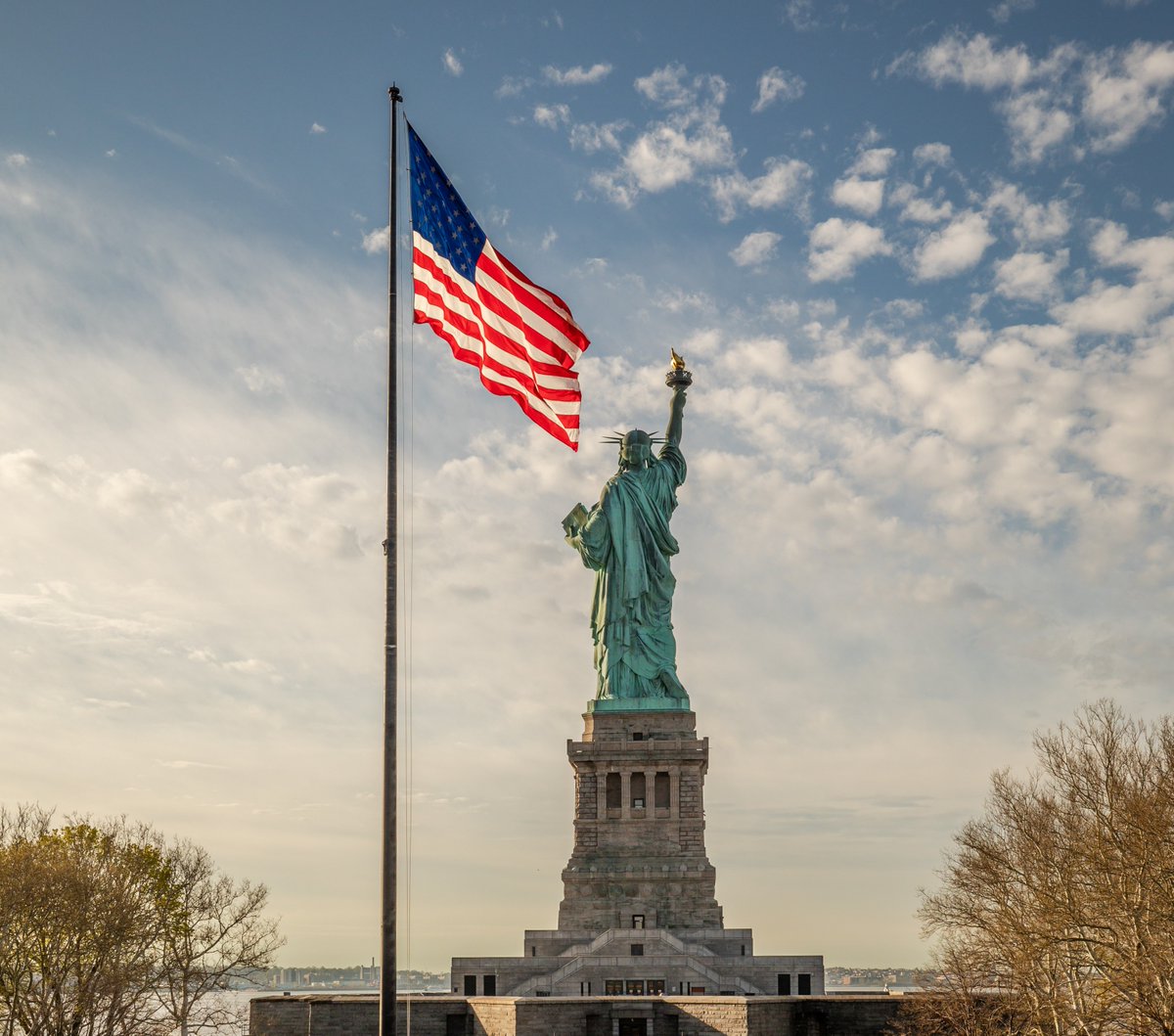 On this Memorial Day, we pay tribute to the brave Americans who sacrificed their lives for our nation. Today, we reflect on their dedication and the freedoms they defended. 🗽 #MemorialDay #StatueOfLiberty