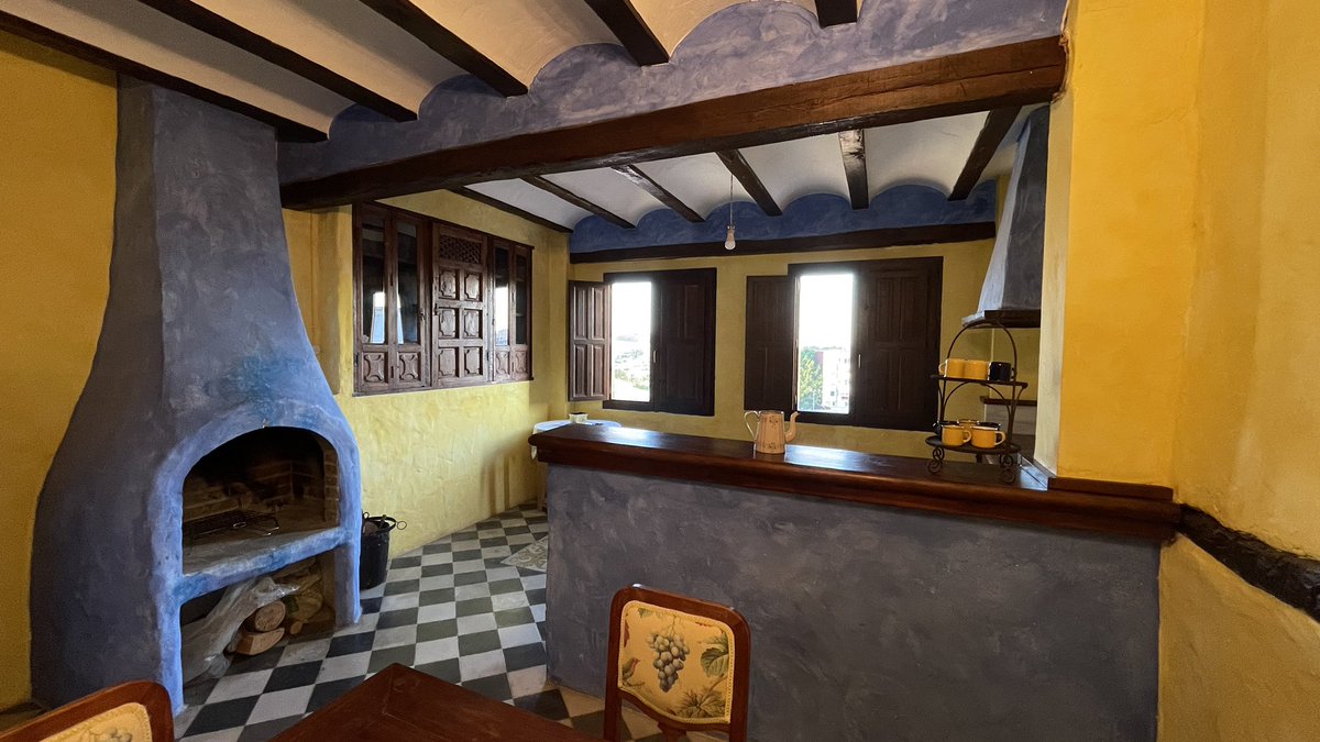 Descubre la magia medieval de la casa rural Rakkana en Requena. 🏰 Con sus 4 encantadoras habitaciones, terrazas al sol y una cueva-bar, es el lugar perfecto para relajarse y sumergirse en la historia. ¡Reserva tu estancia ahora! 🌟 #Requena #CasaRuralRakkana #Viajes