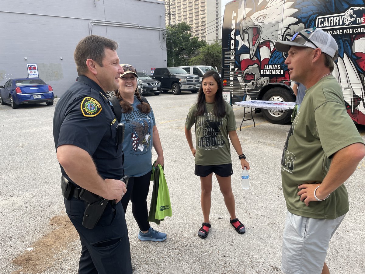 Honoring and remembering the sacrifices made. Acting Chief of Police @SatterwhiteLJ joined @CarrytheLoad as they honored the memory of fallen HPD Officer Florentino “Tino” Munoz Garcia (EOW 11-10-89) as part of #MemorialDay observance. #Heroes