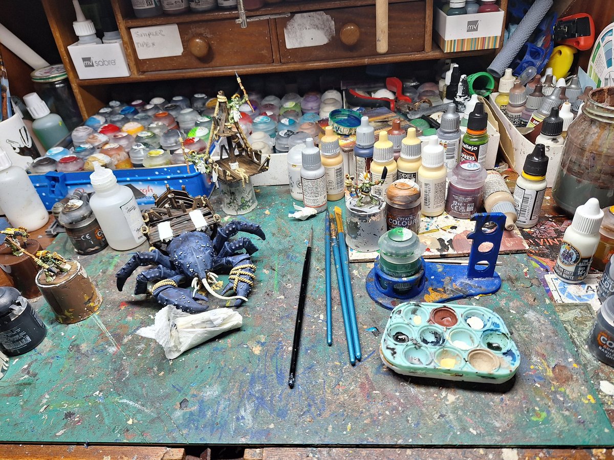 You know the painting muse is working hard when the desk looks like this. No time to tidy, the paint must flow. #paintingdesk #paintingwarhammer #dungeonsanddragons #fantasyminiatures #highlandminiatures #warhammerfantasy #theoldworld #tabletopminions #tabletopminiatures