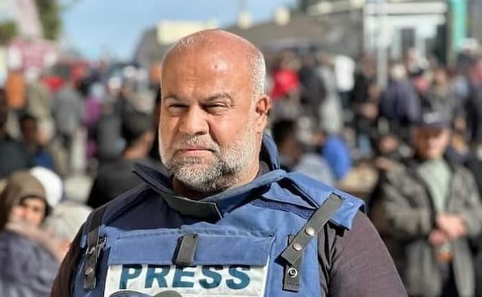 🇹🇳🇵🇸| Le journaliste palestinien Wael Dahdouh est accueilli en héros à Tunis, où il est arrivé cet après-midi. 

👉 À son arrivée à l'aéroport Tunis-Carthage, il a été chaleureusement accueilli par plusieurs médias et des membres du Syndicat national des journalistes tunisiens.