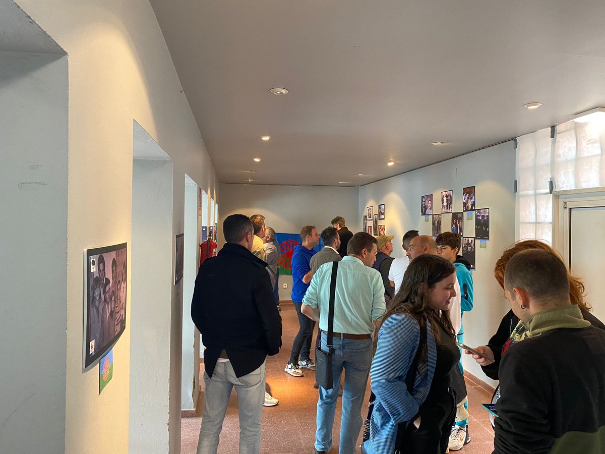 Organizada por la Asociación Semilla 8 y con la colaboración de Izquierda Unida Samartín, esta muestra repasa la rica historia y cultura de la comunidad romaní desde su llegada a Samartín del Rei Aurelio.