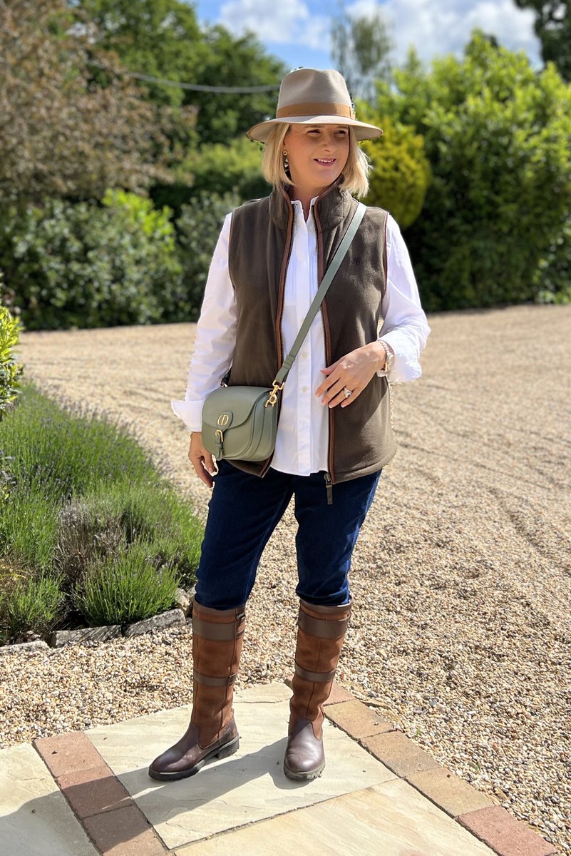 My son & grandson said do we fancy coming to the Highclere country show? 
Do we ever! 
#countryshow #countryfair #countryroad #alittlebitcountry #countrychic #dressforthedayyouwant #highclere #highclerecastle #craftfair #colostomyfashion