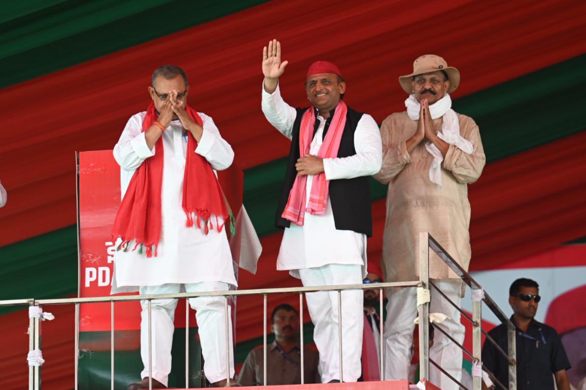yadavakhilesh's tweet photo. सातवें चरण तक आते-आते जनता इतनी होशिया�� हो गयी है कि उसे मालूम है कि किसे जिताना है, 

इस बार अनोखा चुनाव हो रहा है, जनता ही लीड कर रही है..

सातवाँ चरण नकारात्मक भाजपाई का समापन समारोह साबित होगा

@ गाजीपुर https://t.co/zOB5wOyZQl