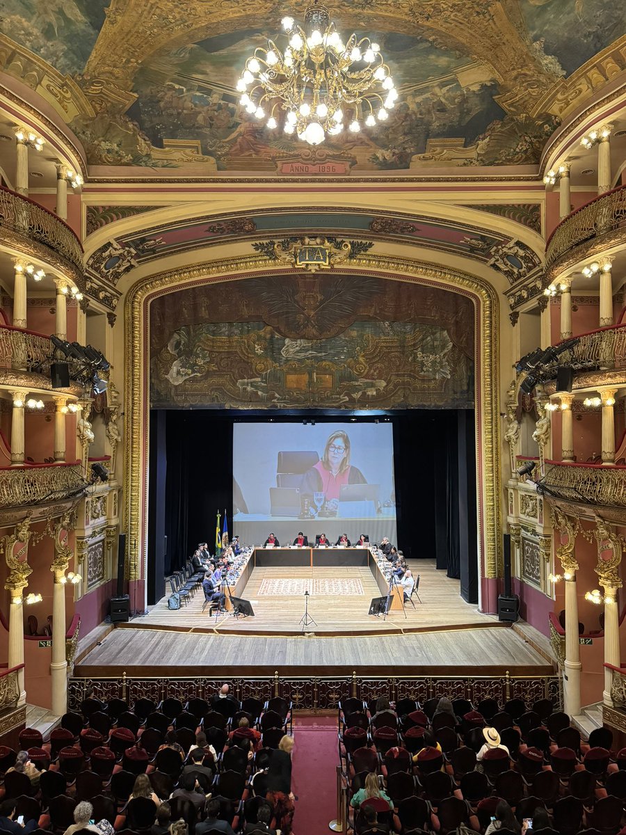 The @IACourtHR is holding its hearings on the climate emergency in this gorgeous theatre in the Amazon city of Manaos in Brazil. Representatives of indigenous communities from all over Latin America are present. This hearing is not just historic but also full of symbolism.