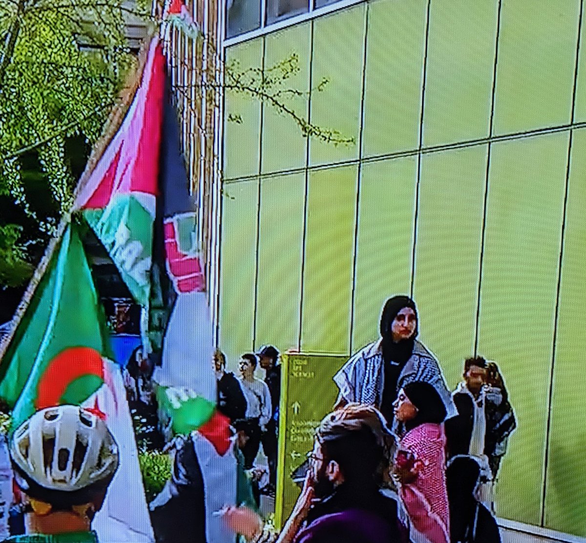 Canadian University campuses have been taken hijacked by Communists 🇨🇳 and IslamoNazis 🏴‍☠️☠️
Most Canadians just shrug because they think this is about the Jews. 
They couldn't be more wrong - it's a threat to all of Canada 🇨🇦
#UofT #UBC #McGill 
#bced