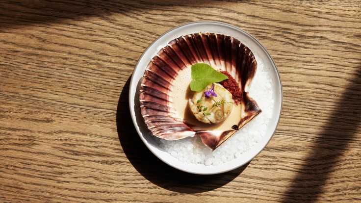 Thanks to the superb technique and fine judgement of its chefs, Kontrast in Oslo receives #2MICHELINStars in #MICHELINGuideNORDIC24