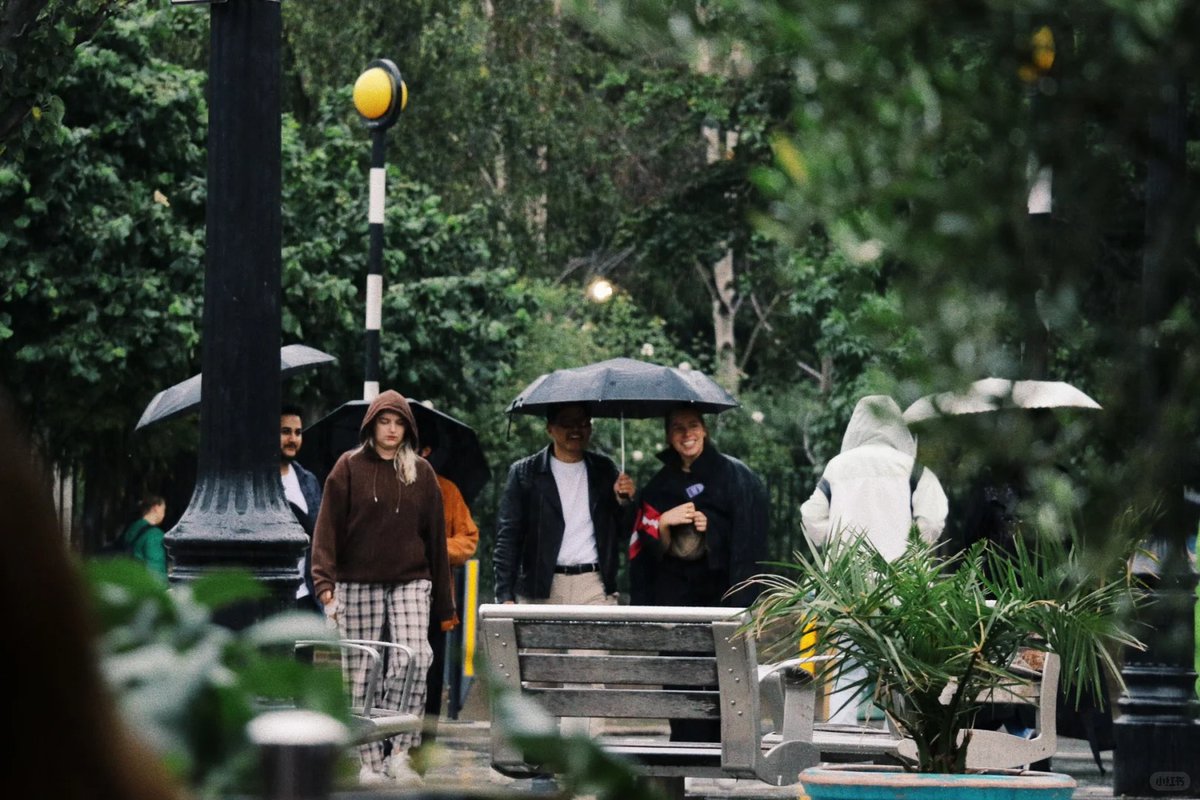 CngrCangr's tweet image. In the rain ☔️ London
Even a windy and rainy day can&apos;t affect the feeling of going out and taking pictures📷😉